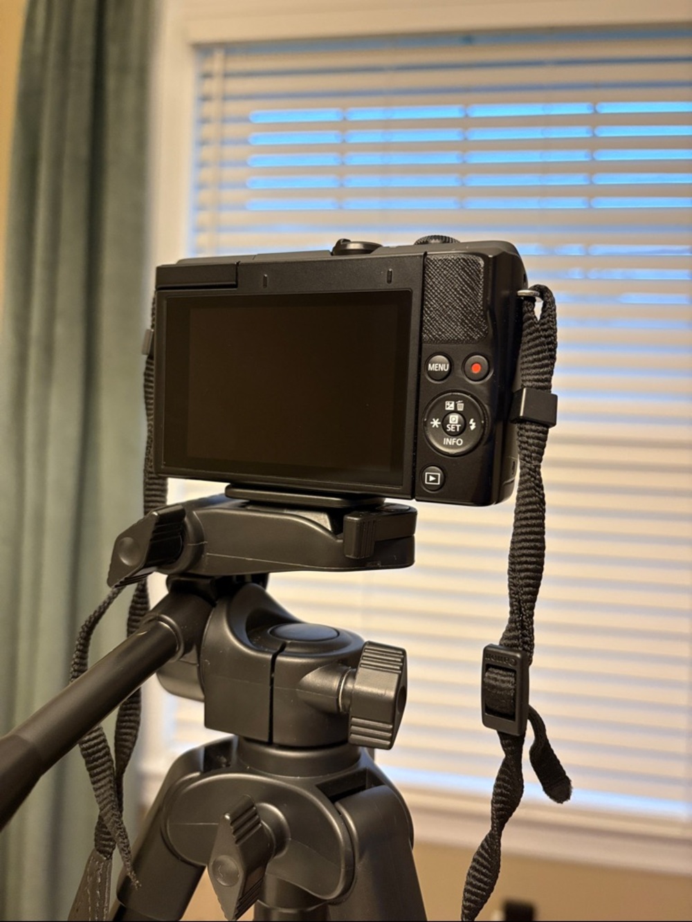 Canon EOS M200 Mirrorless Camera Bundle W/ Lens, Tripod, Extra Battery + Case - Picture 3 of 14